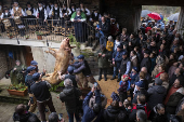 El sacrificio del cerdo, una matanza que siempre ha estado ligada al mundo rural, tendr este domingo su propia recreacin en Laln (Pontevedra).