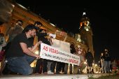 Moradores e comerciantes realizam protesto na praa Jlio Prestes (SP)