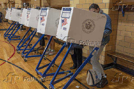 Eleitores votam no PS 171, no bairro de Queens