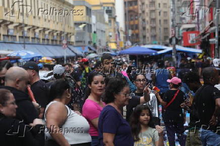 Movimentao na Rua 25 de Maro em So Paulo