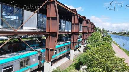 Trem da linha 9 pega fogo na estao santo amaro em so paulo