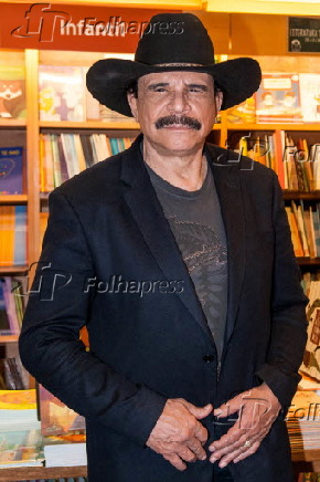 O cantor Eduardo Arajo lana o livro ''Pelos Caminhos do Rock''