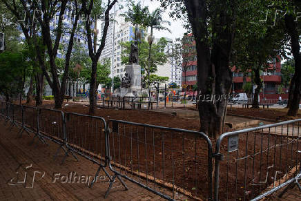 Prefeitura coloca grades na praa Marechal Deodoro, no centro de So Paulo