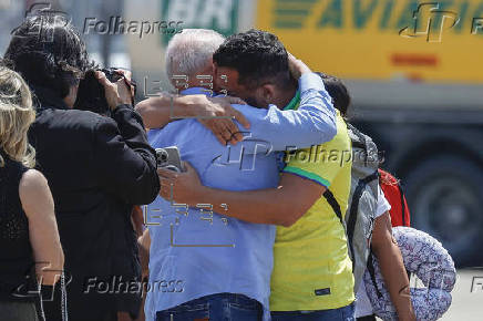 Lula recibe a un primer grupo de 228 brasileos repatriados desde el Lbano por la guerra