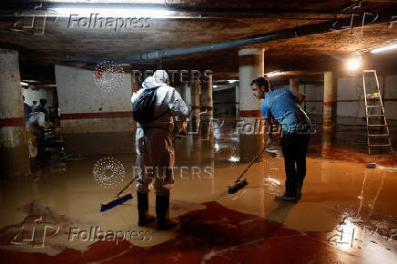 Flood-affected residents share opposite views on the Valencia marathon