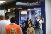 Movimentao de apostadores na lotrica do aeroporto de Congonhas