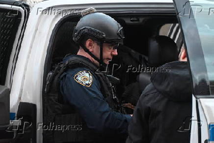 Mulher de 34 anos leva vrios tiros pelo corpo e  esfaqueada no nmero 2145 da Southern Boulevard, na seo West Farms do Bronx, em Nova York