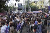 Candidatos ao Enem esperam a abertura dos portes em So Paulo