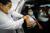 Vacinao no sistema de drive-thru em Osasco, na Grande So Paulo