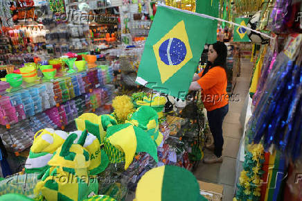 Lojas da regio da rua 25 de Maro, j se preparam para a Copa 2022 