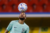 Neymar treina com a seleo brasileira em Doha