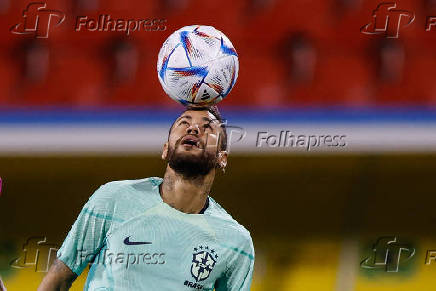 Neymar treina com a seleo brasileira em Doha