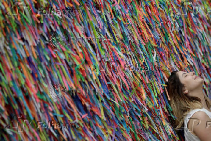 Folhapress Fotos A Woman Is Seen Near Bonfim Ribbons In Front Of