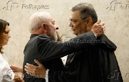 O novo ministro do STF, Flvio Dino, abraa o presidente Lula, que o indicou  corte 