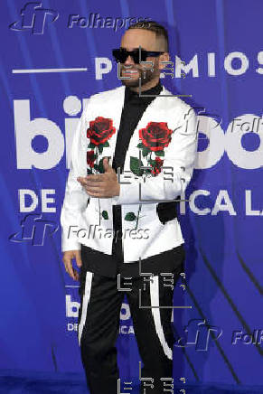 El negro y los diseos clsicos intervenidos dominaron la alfombra de los Latin Billboards