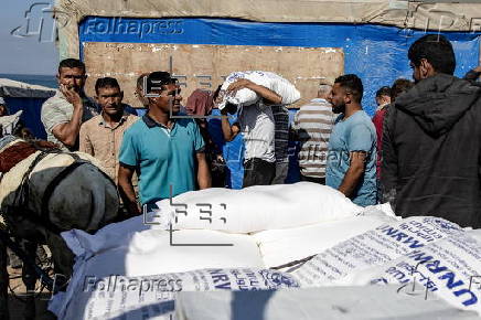 UNRWA agency hands out bags of flour to Palestinians in Khan Younis