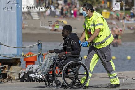 Tres cayucos llegan el Da de Navidad a Canarias con 184 migrantes y localizan otros dos