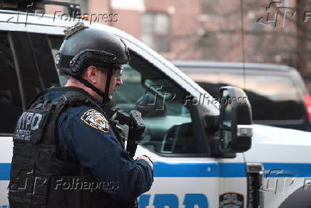 Mulher de 34 anos leva vrios tiros pelo corpo e  esfaqueada no nmero 2145 da Southern Boulevard, na seo West Farms do Bronx, em Nova York