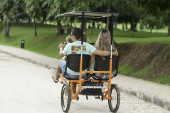 Visitantes passeiam de triciclo pelo parque Ecolgio da Pampulha
