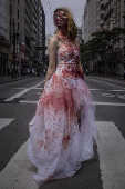 Noiva cadver participa da Zombie Walk, na regio do viaduto do Ch (SP)