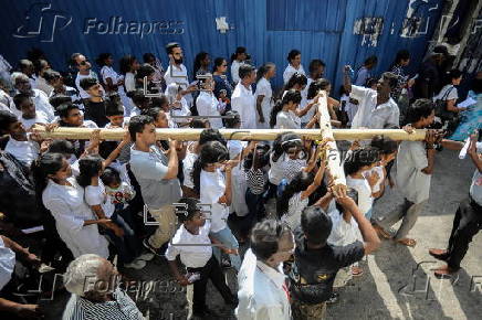 Catholic faithful celebrate Good Friday in Colombo