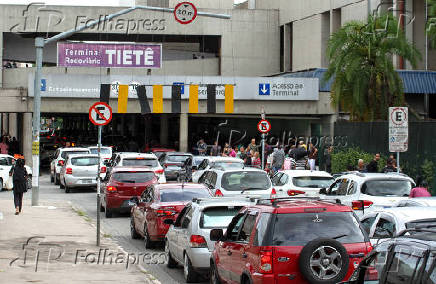 Motoristas enfrentam lentido no acesso para a rodoviria do Tiet