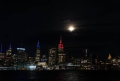 Uma Super Lua  vista sobre  Ilha de Manhattan, em Nova York