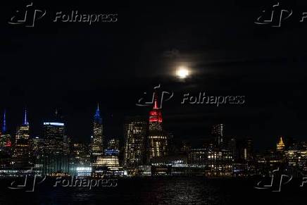 Uma Super Lua  vista sobre  Ilha de Manhattan, em Nova York