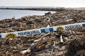 Labores de limpieza en la playa de Pinedo (Valencia)