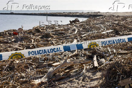 Labores de limpieza en la playa de Pinedo (Valencia)