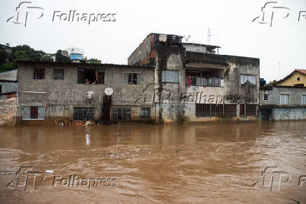 Transbordamento do ribeiro Perus, na zona norte de So Paulo, alaga ruas e casas