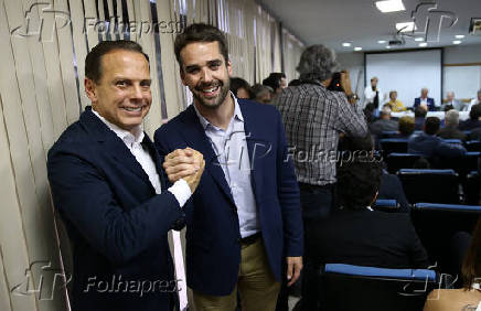Joo Doria, candidato ao governo de SP, cumprimenta Eduardo Leite, candidato ao governo do RS
