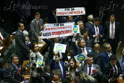 Deputados da oposio protestam contra reforma da Previdncia