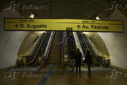 Escadas vazias na estao do metr Consolao