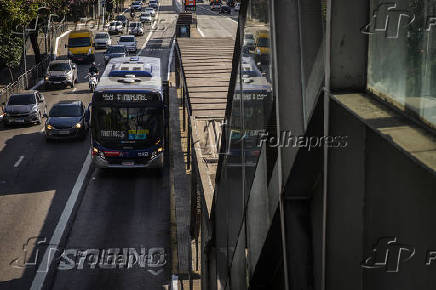 nibus passa na Avenida Eusbio Matoso, na zona oeste de So Paulo (SP)