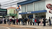 Pessoas formam filas em frente a agncia da Caixa em Porto Alegre