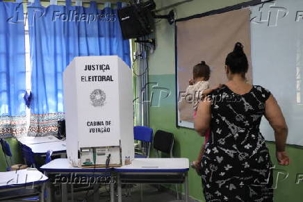 Eleitores vo s urnas pra exercer o direito ao voto