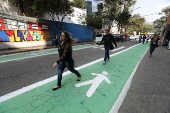 Faixas verdes para pedestres na Berrini em So Paulo