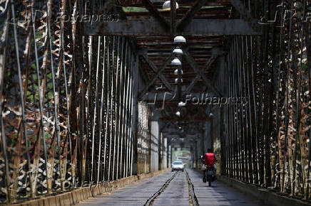 A ponte de ferro Dom Pedro II liga as cidades de Cachoeira e So Flix