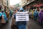 Ciudadanos y comerciantes protestan contra el encarecimiento de los alimentos en Bolivia