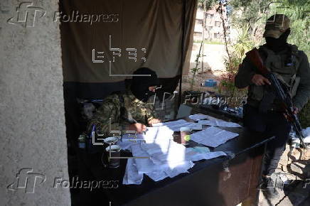 Former officers and employees of the Bashar al-Assad regime register to settle the situation