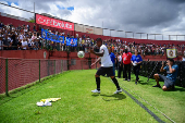 Jogador Paulinho, interage com a torcida corinthiana em seu jogo despedida, no Canind