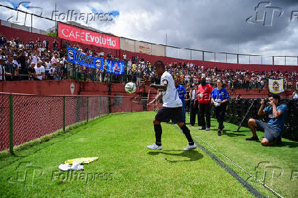 Jogador Paulinho, interage com a torcida corinthiana em seu jogo despedida, no Canind