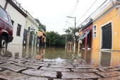 Cem moradores deixam rea aps inundao do Rio Atibaia