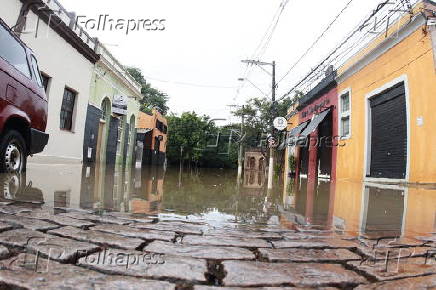 Cem moradores deixam rea aps inundao do Rio Atibaia