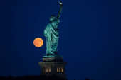 Lua cheia  vista  prxima a Estatua da Liberdade em Jersey Cityty