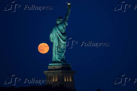 Lua cheia  vista  prxima a Estatua da Liberdade em Jersey Cityty