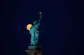 Lua cheia  vista  prxima a Estatua da Liberdade em Jersey City