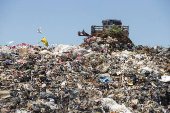 Trator espalha lixo no aterro sanitrio Nu 2 da Ecoparque (da Orizon, em Paulnia) 