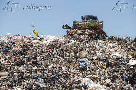 Trator espalha lixo no aterro sanitrio Nu 2 da Ecoparque (da Orizon, em Paulnia) 